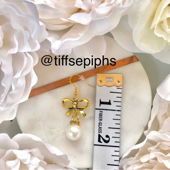 Gold Bow and Pearl Drop Dangly Earrings NWT - Picture 2 of 4